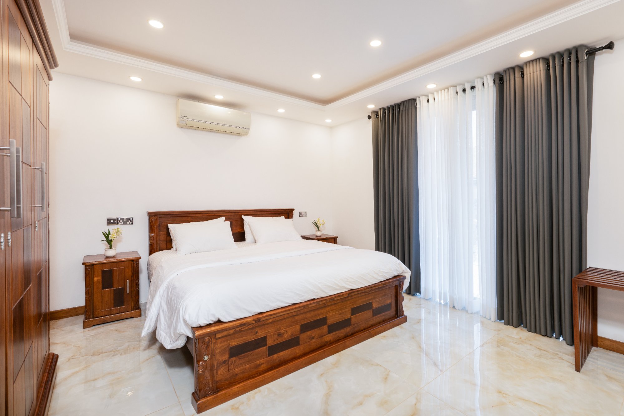 Deluxe King Suite – 400 sq ft (20 × 20 ft)