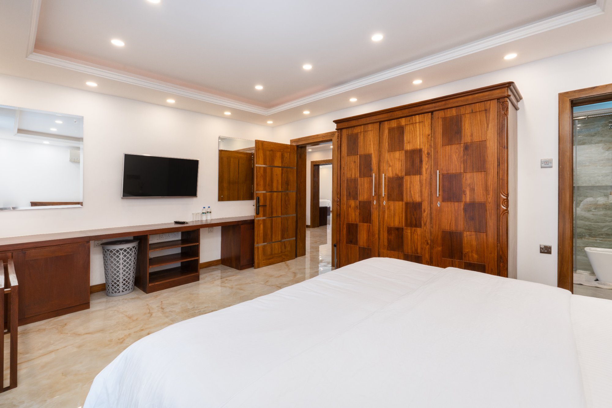 Deluxe Room – 225 sq ft (15 × 15 ft)